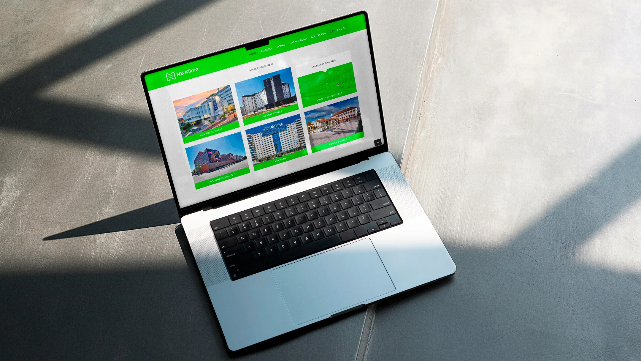 Projeto NB Klima da Nhdesign: Computador portátil a mostrar o website da NB Klima