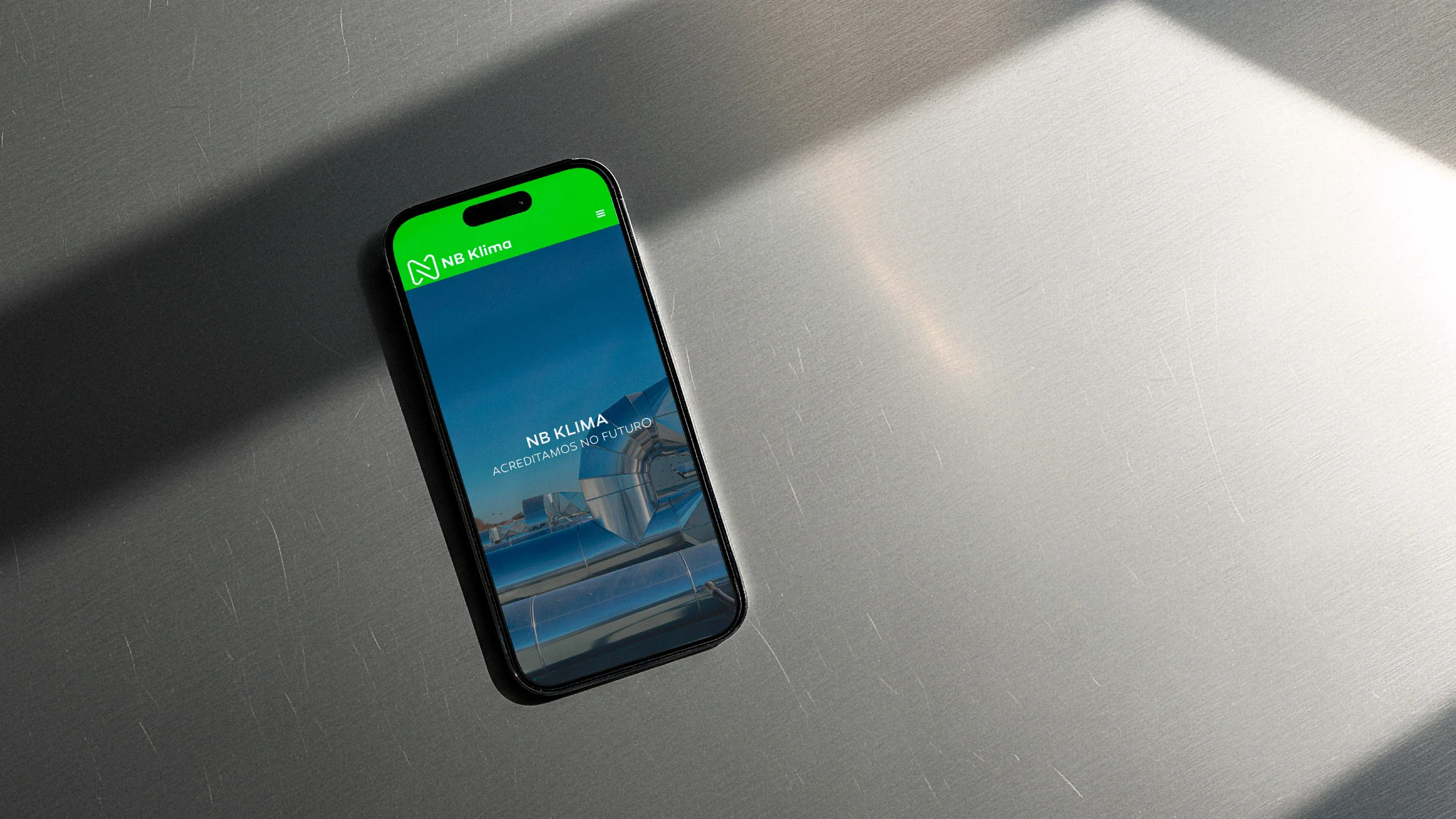 Projeto NB Klima da Nhdesign: Telemóvel a mostrar o website da NB Klima em fundo branco