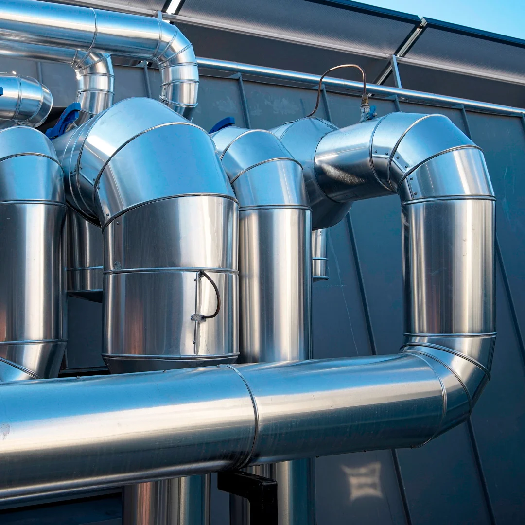 Projeto NB Klima da Nhdesign: Estrutura metálica de tubos industriais da NB Klima em ambiente fabril