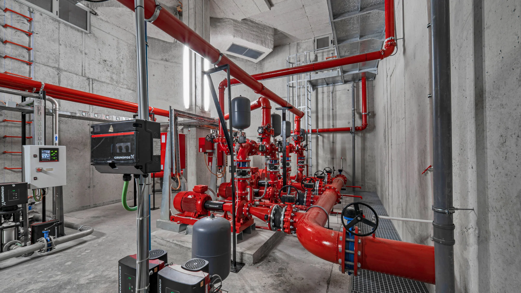 Projeto NB Klima da Nhdesign: Tubagens vermelhas da NB Klima em ambiente fabril