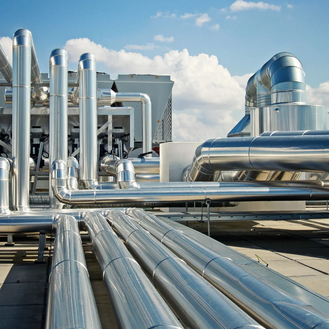 Projeto NB Klima da Nhdesign: Tubagens industriais da NB Klima ao ar livre com céu azul