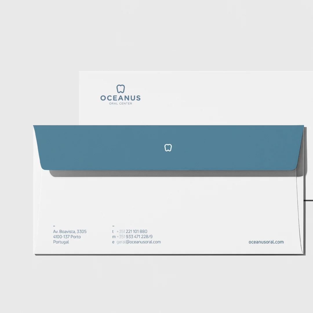 Projeto OCEANUS da Nhdesign: Envelope branco Oceanus Oral Center com aba azul