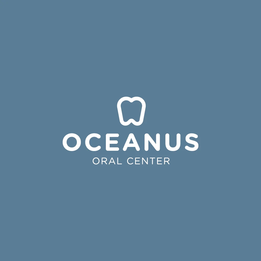 Projeto OCEANUS da Nhdesign: Logótipo Oceanus Oral Center em branco sobre fundo azul
