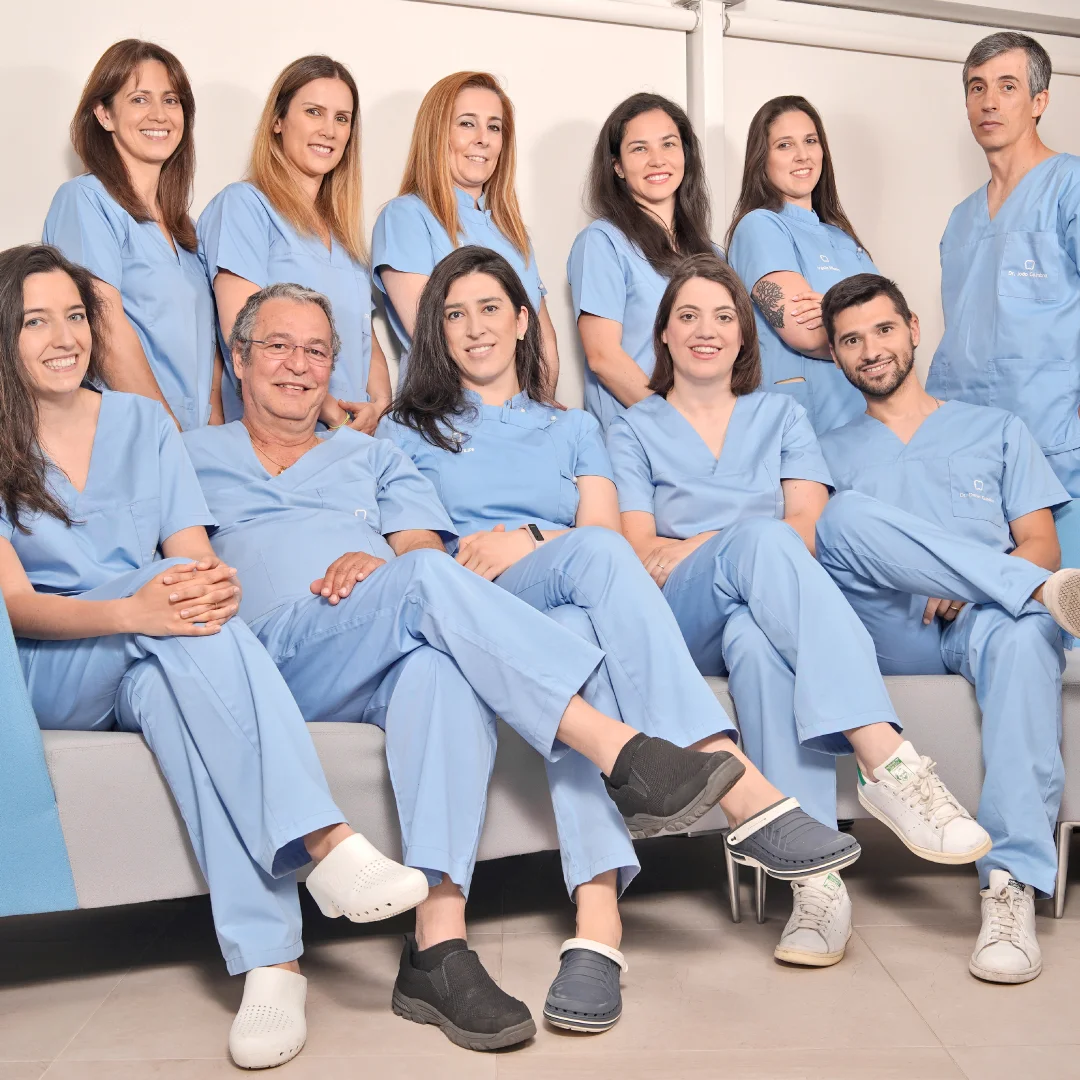 Projeto OCEANUS da Nhdesign: Equipa de médicos e assistentes Oceanus Oral Center em uniformes azuis