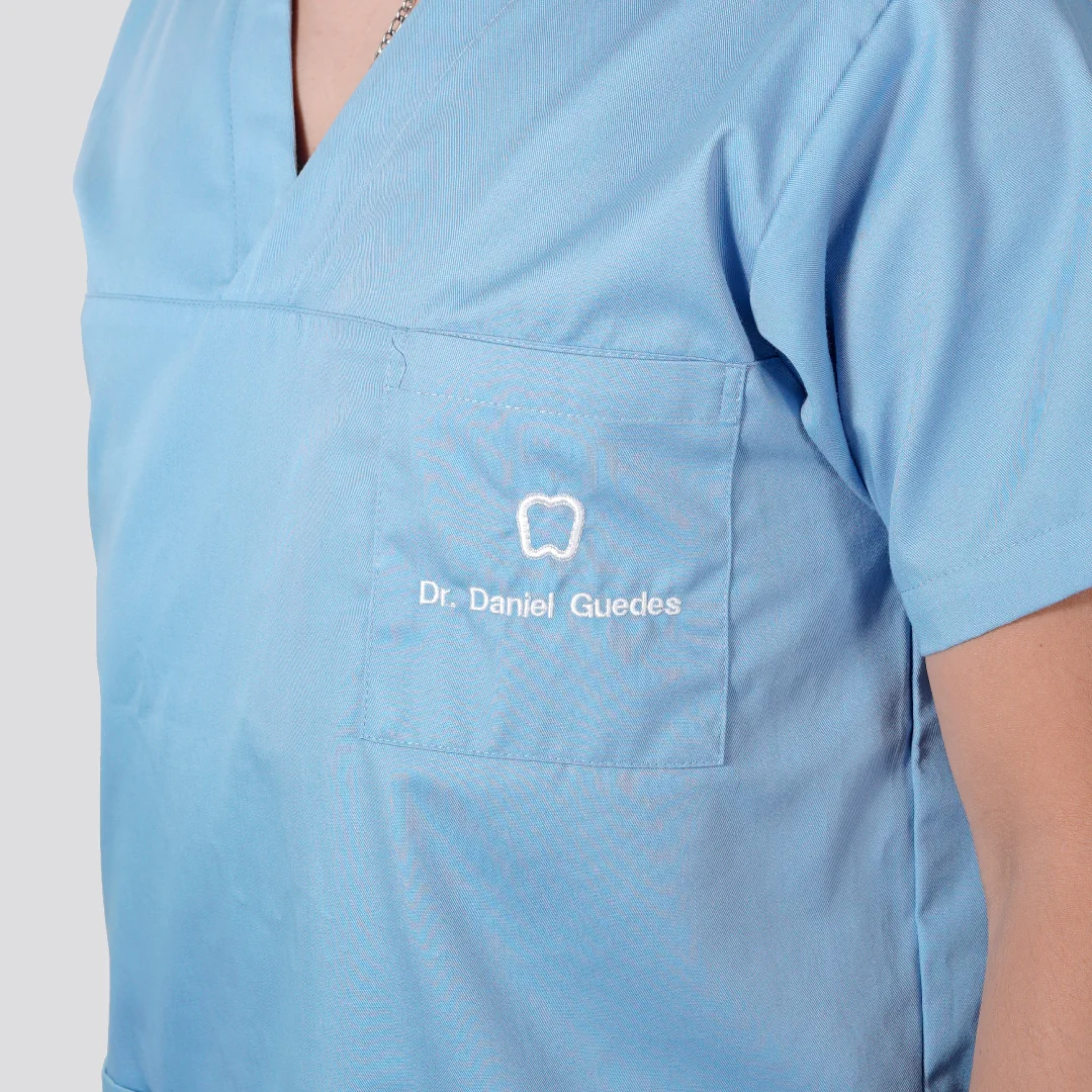 Projeto OCEANUS da Nhdesign: Detalhe de uniforme azul Oceanus Oral Center com logótipo bordado