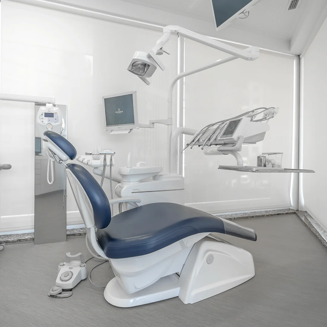 Projeto OCEANUS da Nhdesign: Consultório dentário moderno da Oceanus Oral Center com cadeira clínica