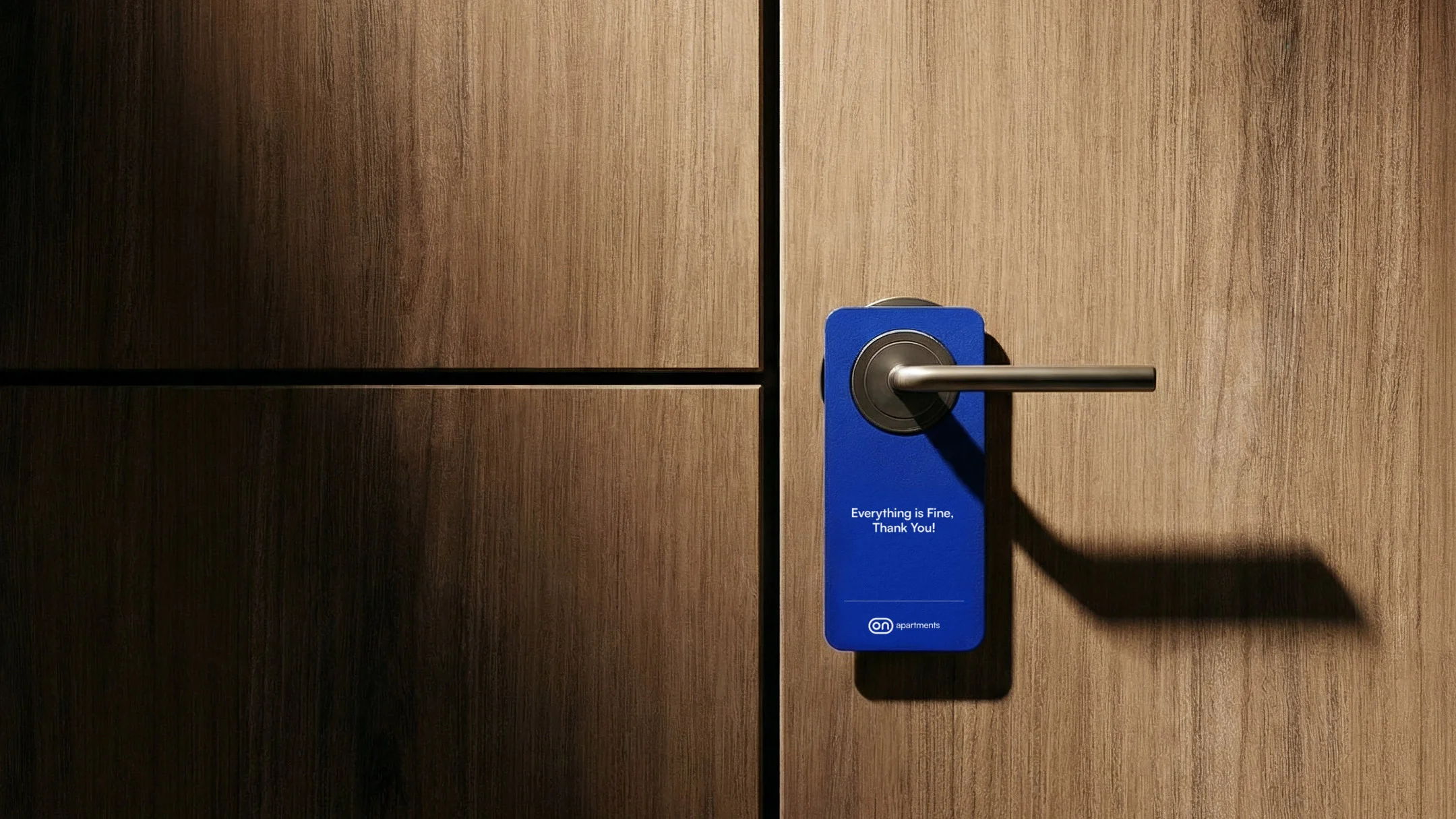 Projeto ON da Nhdesign: Aplicação da marca ON em pendente de porta para alojamento
