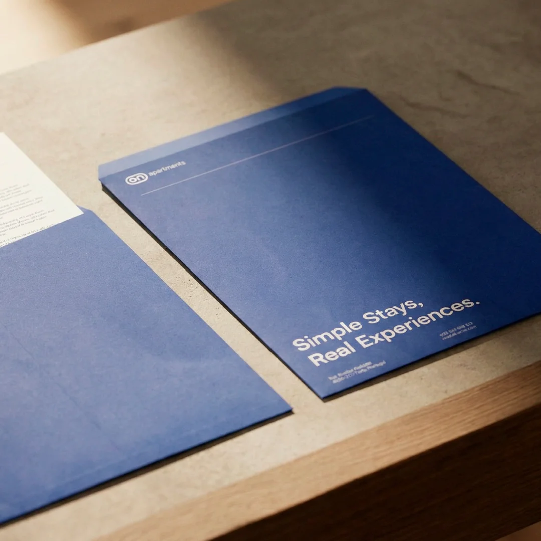 Projeto ON da Nhdesign: Pasta e documentos com identidade visual ON em azul