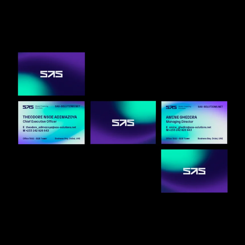Projeto SAS Global Financing Solutions da Nhdesign: Frente e verso do cartão visita da SAS sobre fundo preto.