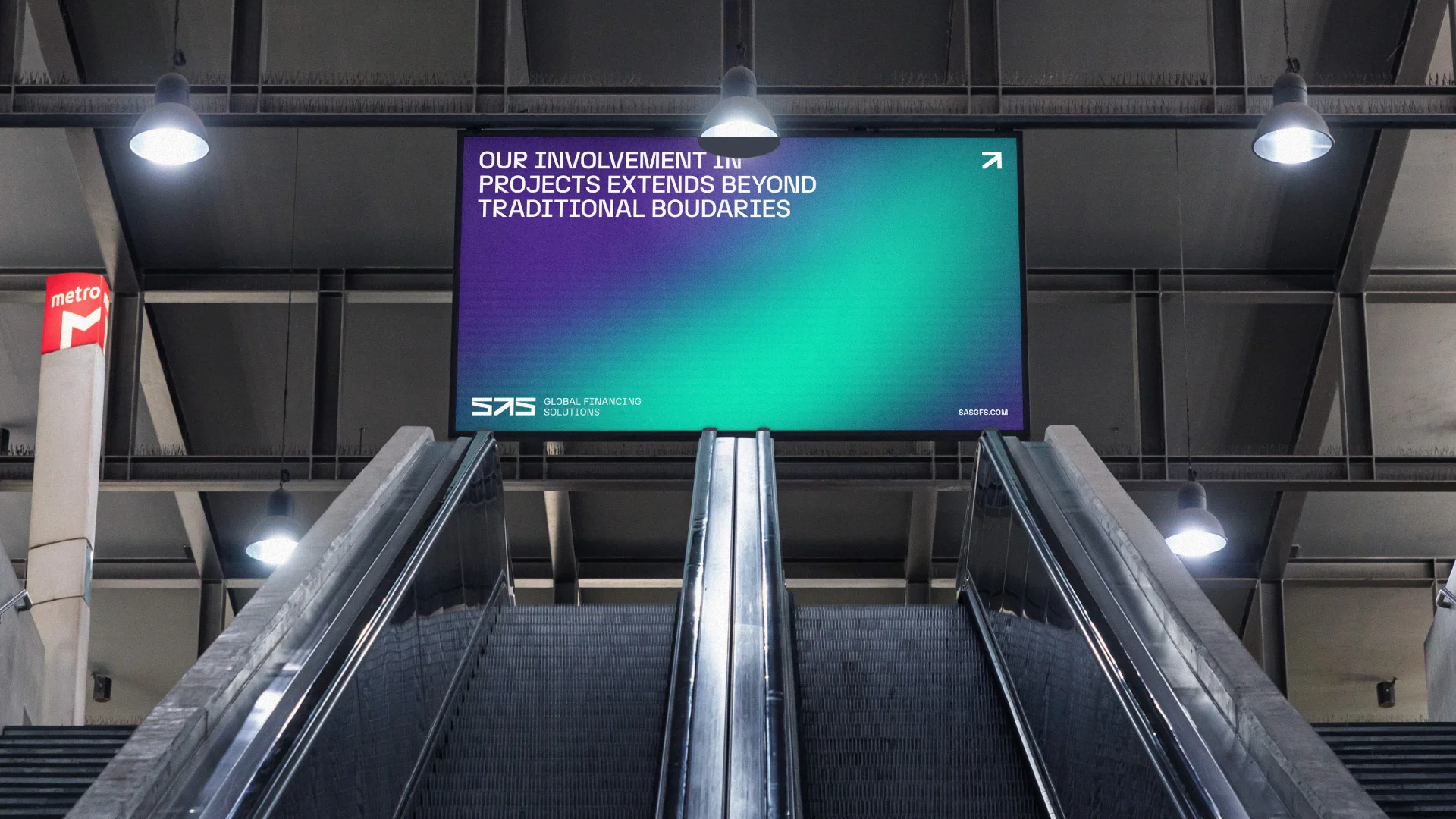 Projeto SAS Global Financing Solutions da Nhdesign: Identidade da SAS aplicada num autdoor perto de escadas rolantes num ambiente fechado.