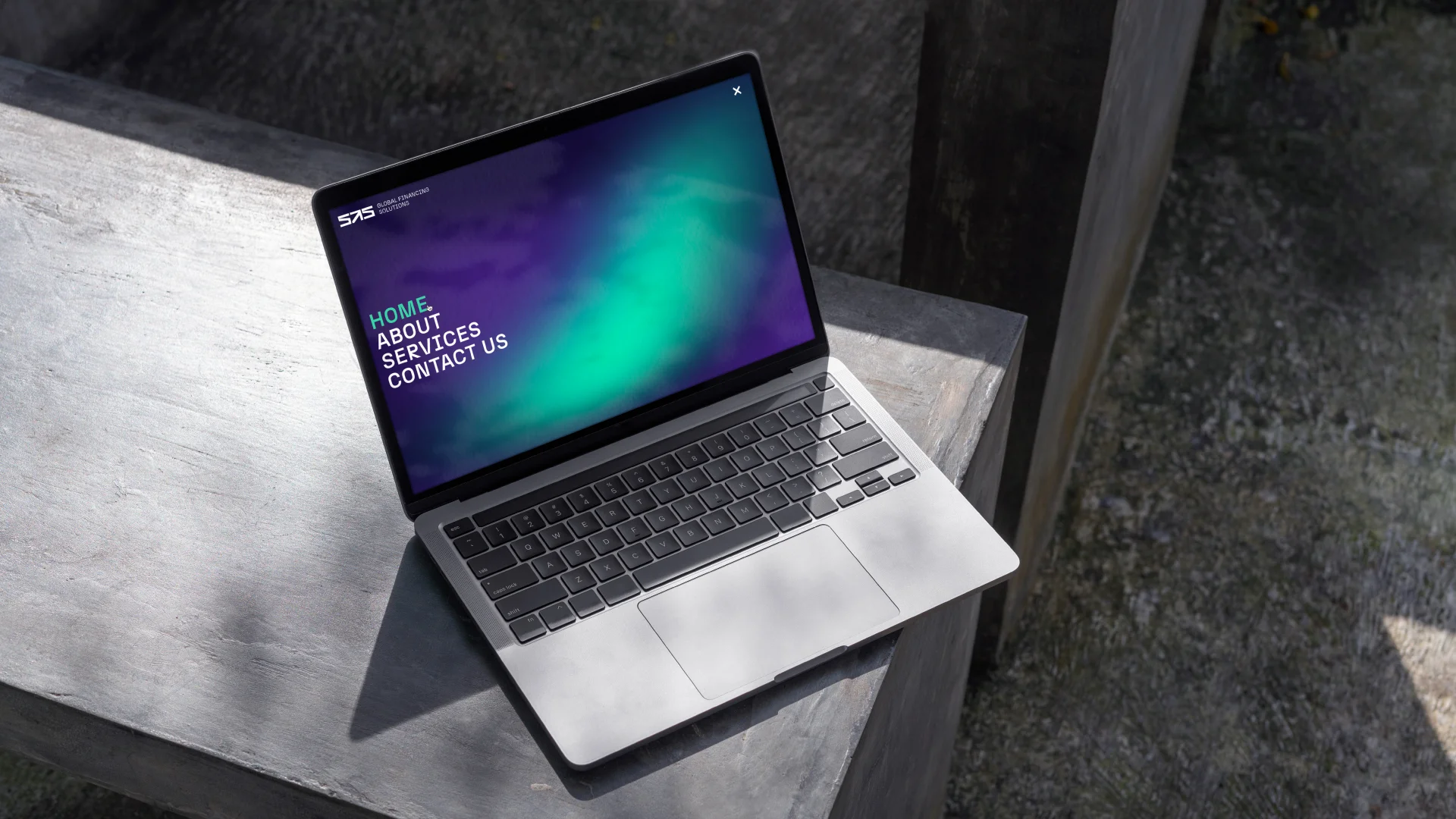 Projeto SAS Global Financing Solutions da Nhdesign: Computador portátil com o website da SAS sobre um banco de cimento.