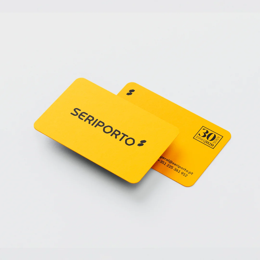 Projeto Seriporto da Nhdesign: Conjunto de cartões de visita da Seriporto em amarelo e preto.