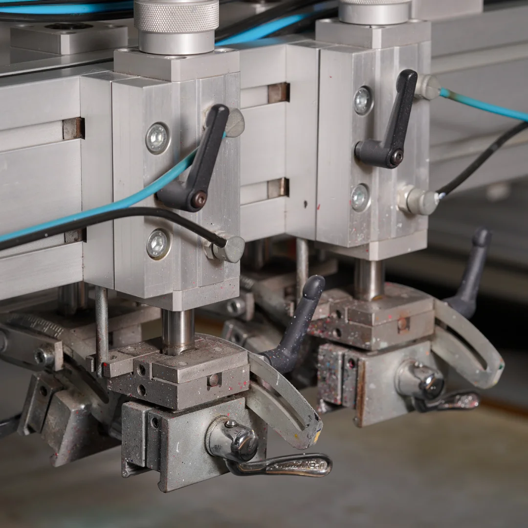 Projeto Seriporto da Nhdesign: Máquinas de corte de precisão em funcionamento na Seriporto.