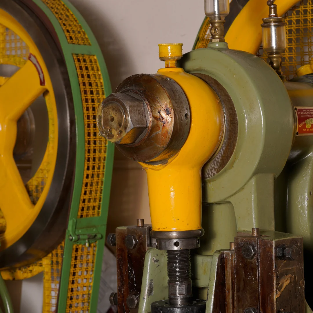 Projeto Seriporto da Nhdesign: Máquina industrial amarela em ambiente de produção da Seriporto.