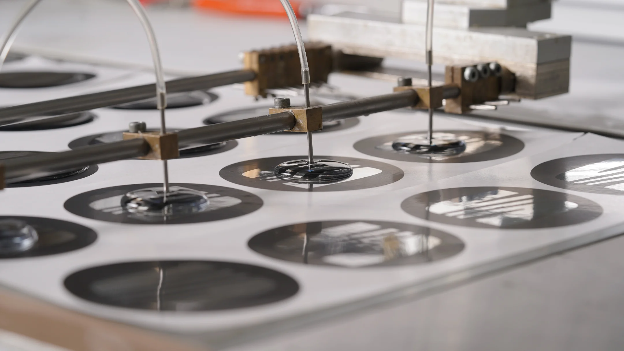 Projeto Seriporto da Nhdesign: Máquinas industriais da Seriporto em processo de produção de peças metálicas.