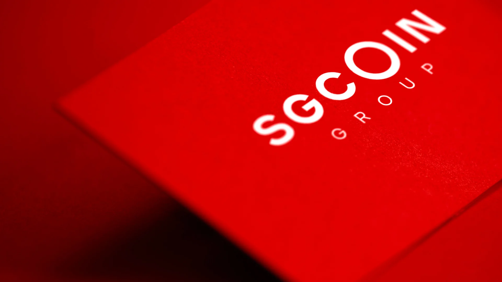 Projeto SGCoin da Nhdesign: Fotografia em close-up do cartão da SGCoin, destacando detalhes do design.