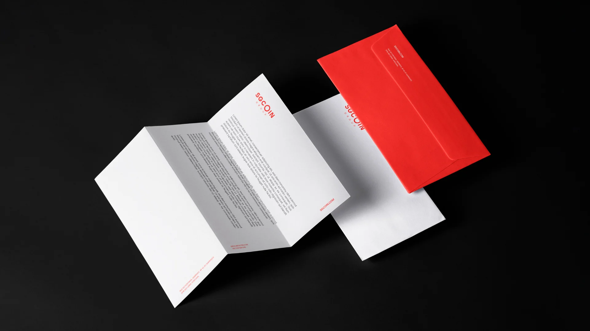 Projeto SGCoin da Nhdesign: Envelope e folha de carta com o branding da SGCoin, exibidos sobre um fundo preto.