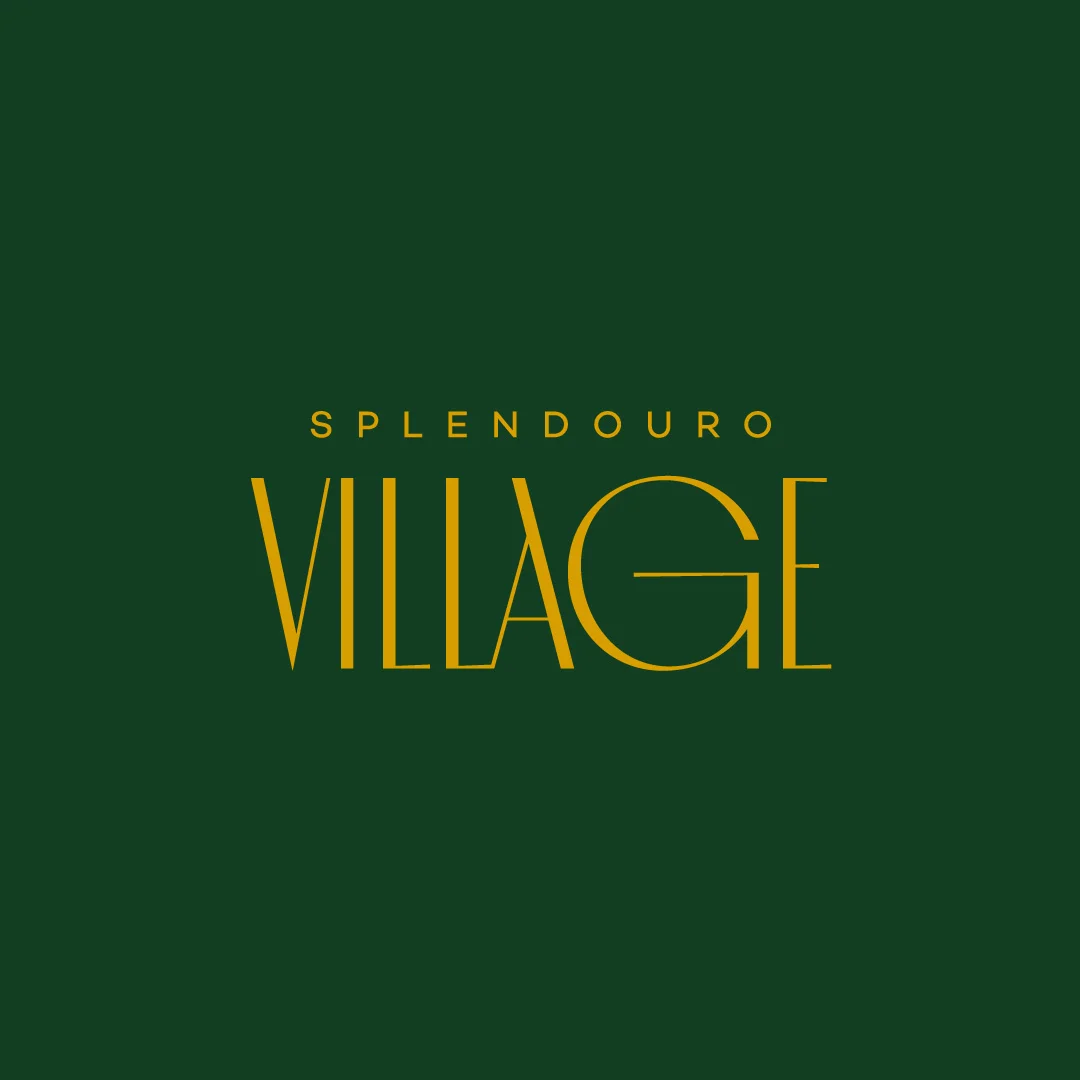 Projeto Splendouro Village da Nhdesign: Logo Splendouro Village sobre fundo verde