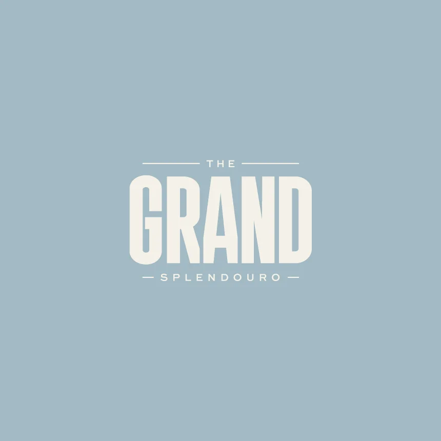 Projeto The Grand Splendouro da Nhdesign: logo do The Grand Splendouro sobre fundo azul