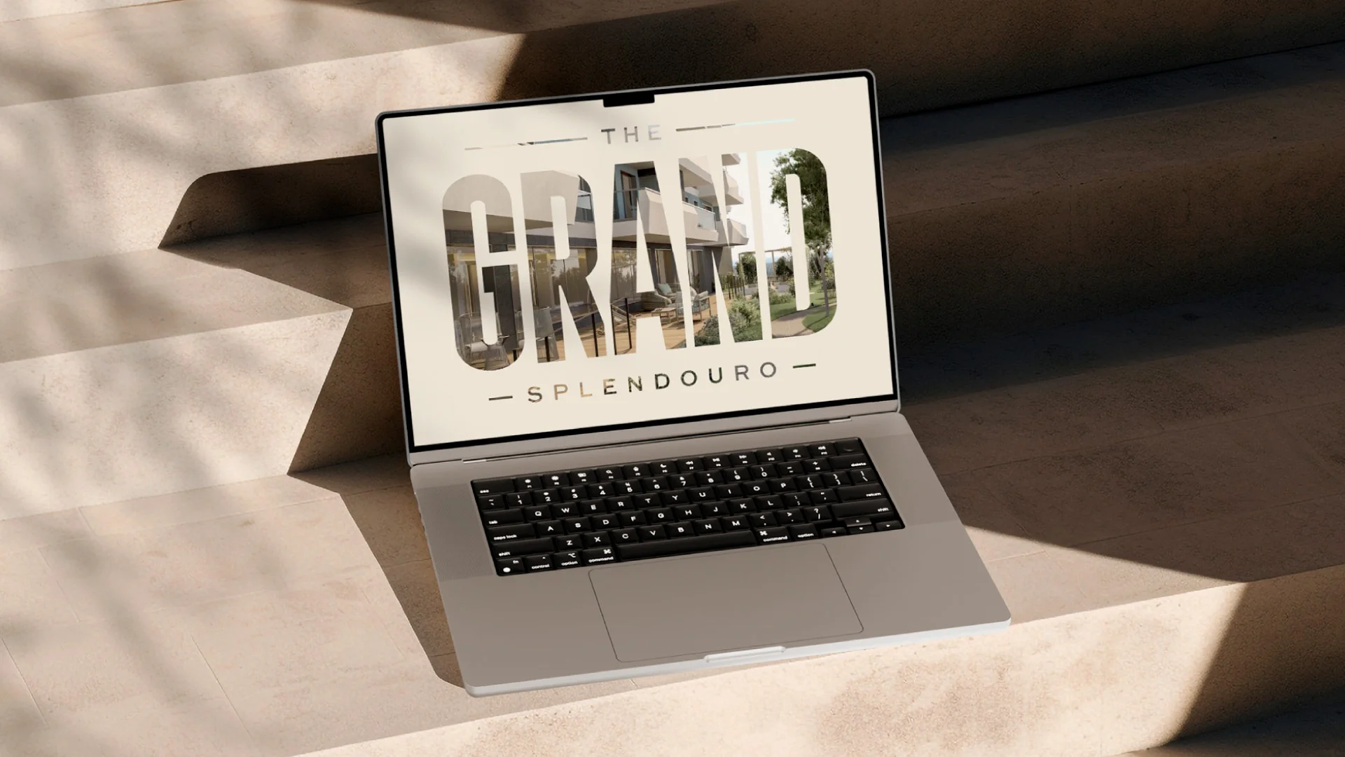 Projeto The Grand Splendouro da Nhdesign: Computador portátil no website do The Grand Splendouro