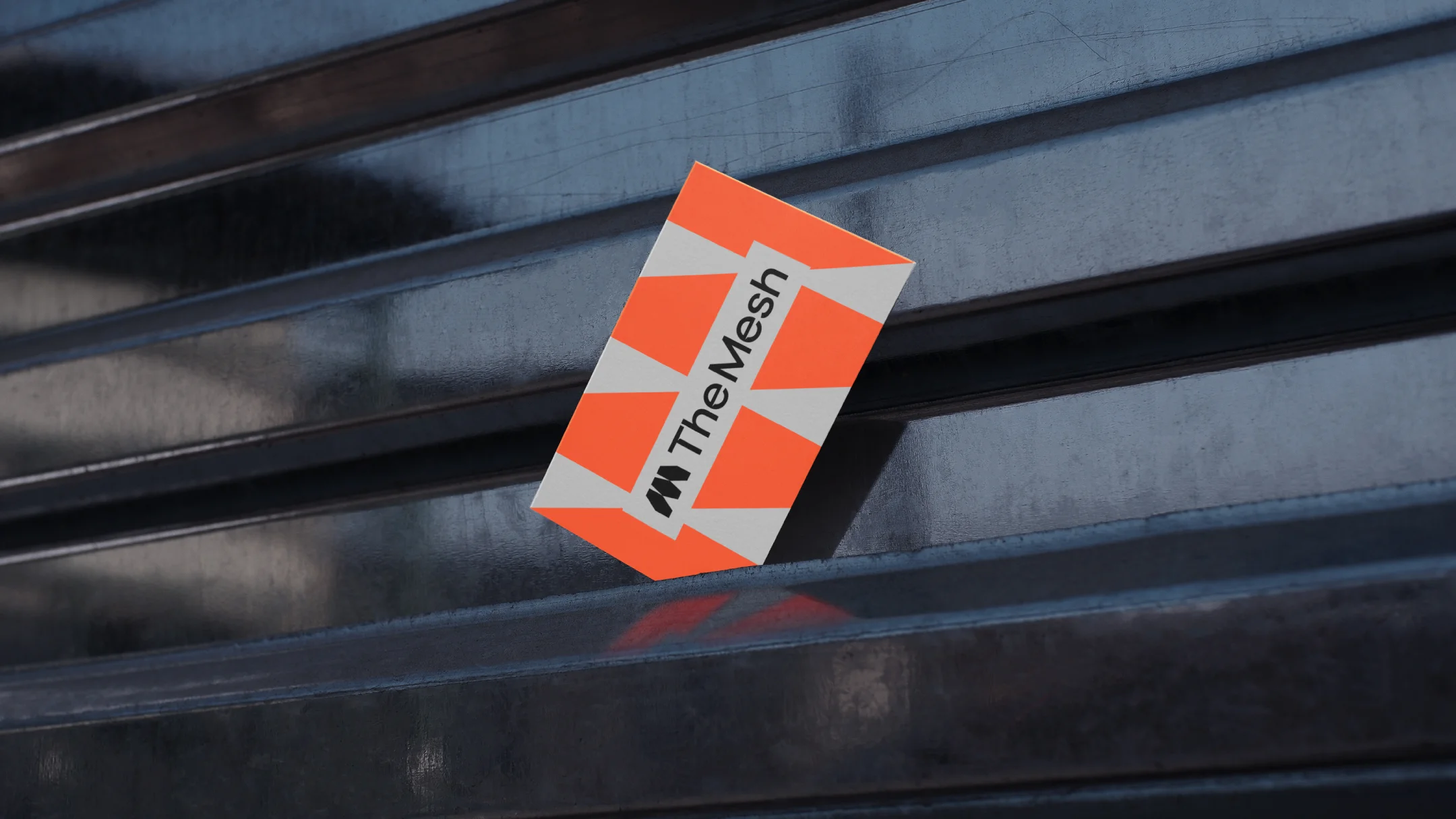 Projeto The Mesh da Nhdesign: Cartão de visita aplicado em contexto urbano com identidade visual forte