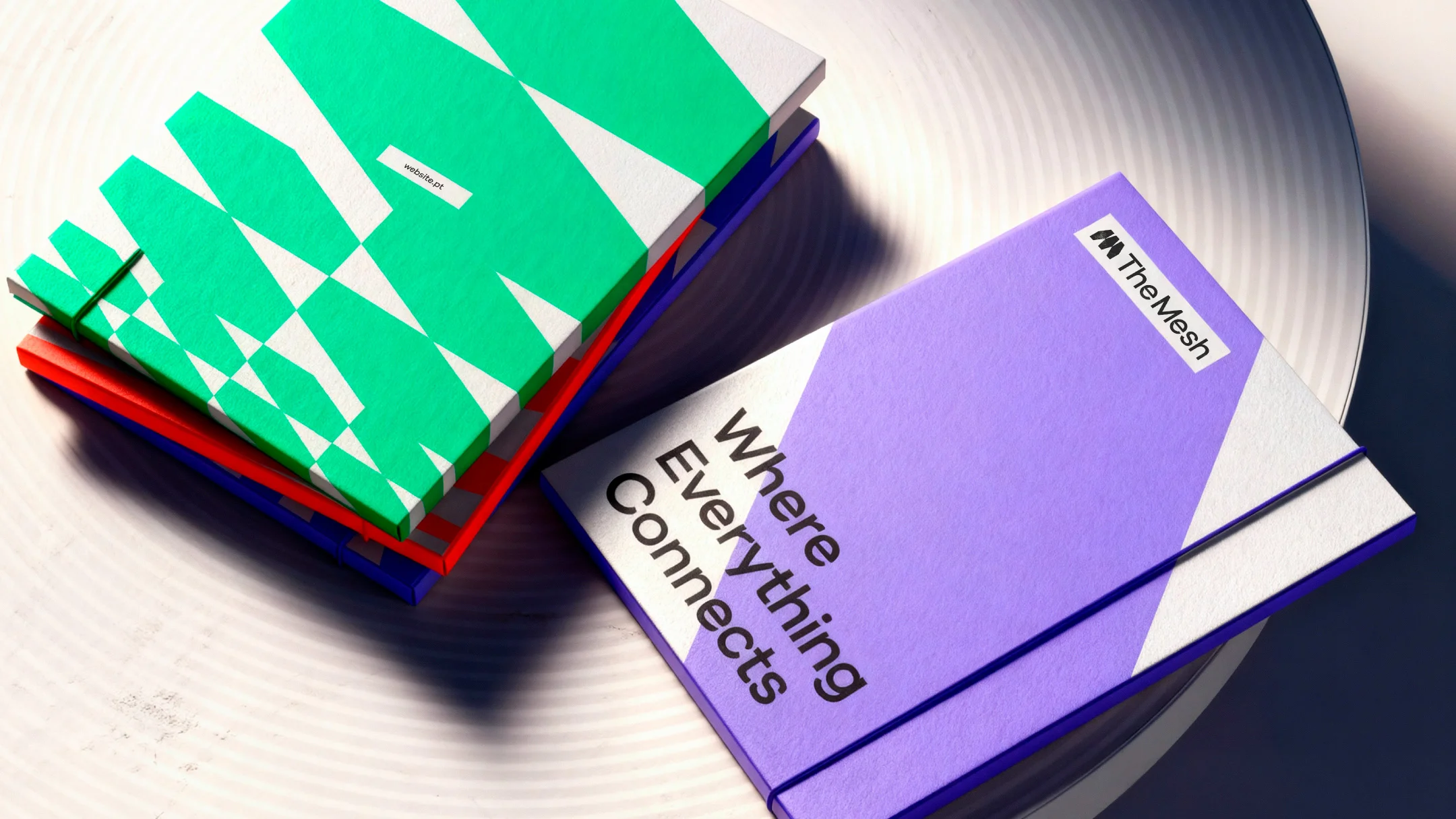 Projeto The Mesh da Nhdesign: Pasta institucional com sistema cromático vibrante e composição modular