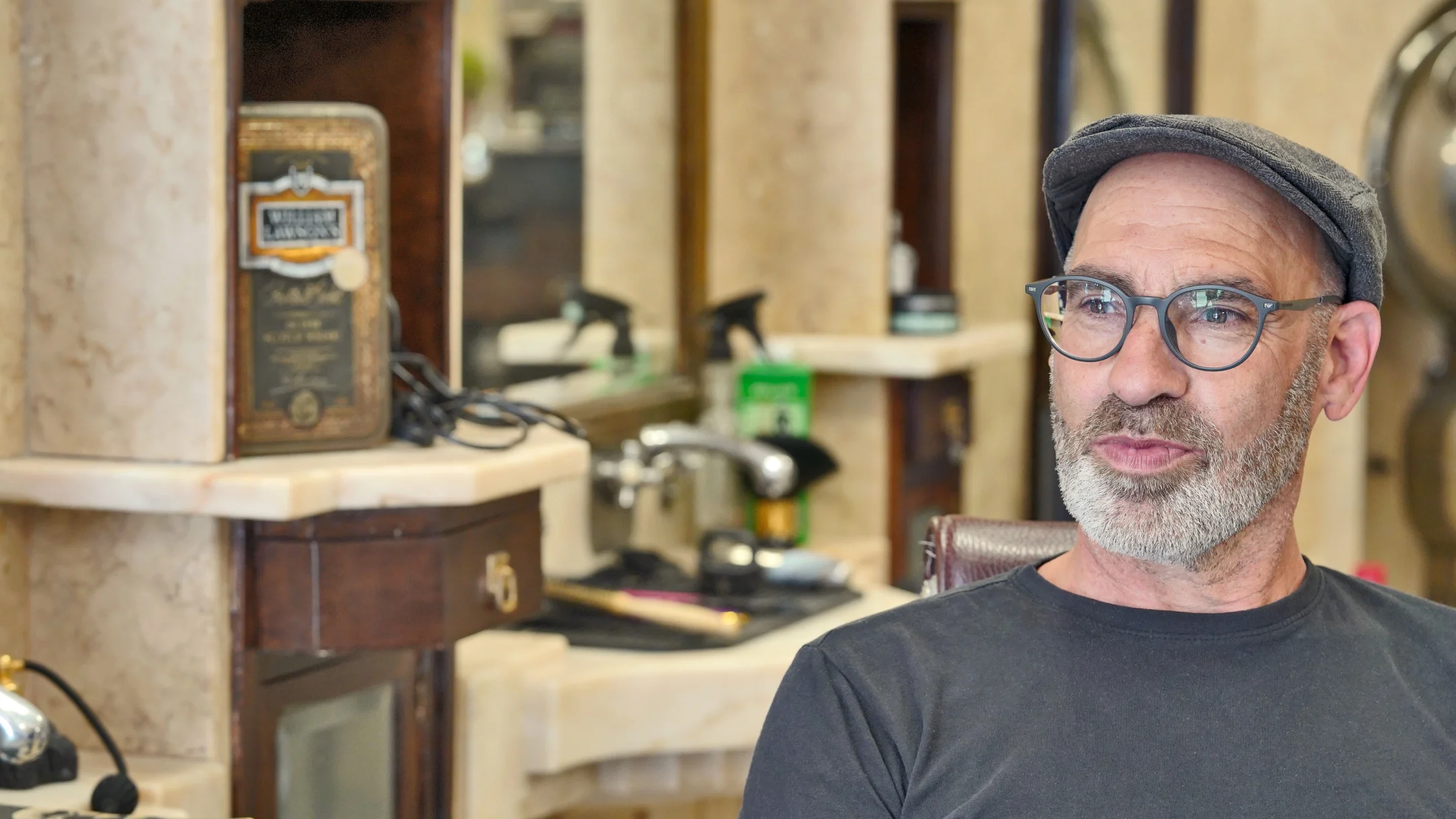 Nhdesign project Barbearia Tinoco: Owner of Tinoco's Barbershop