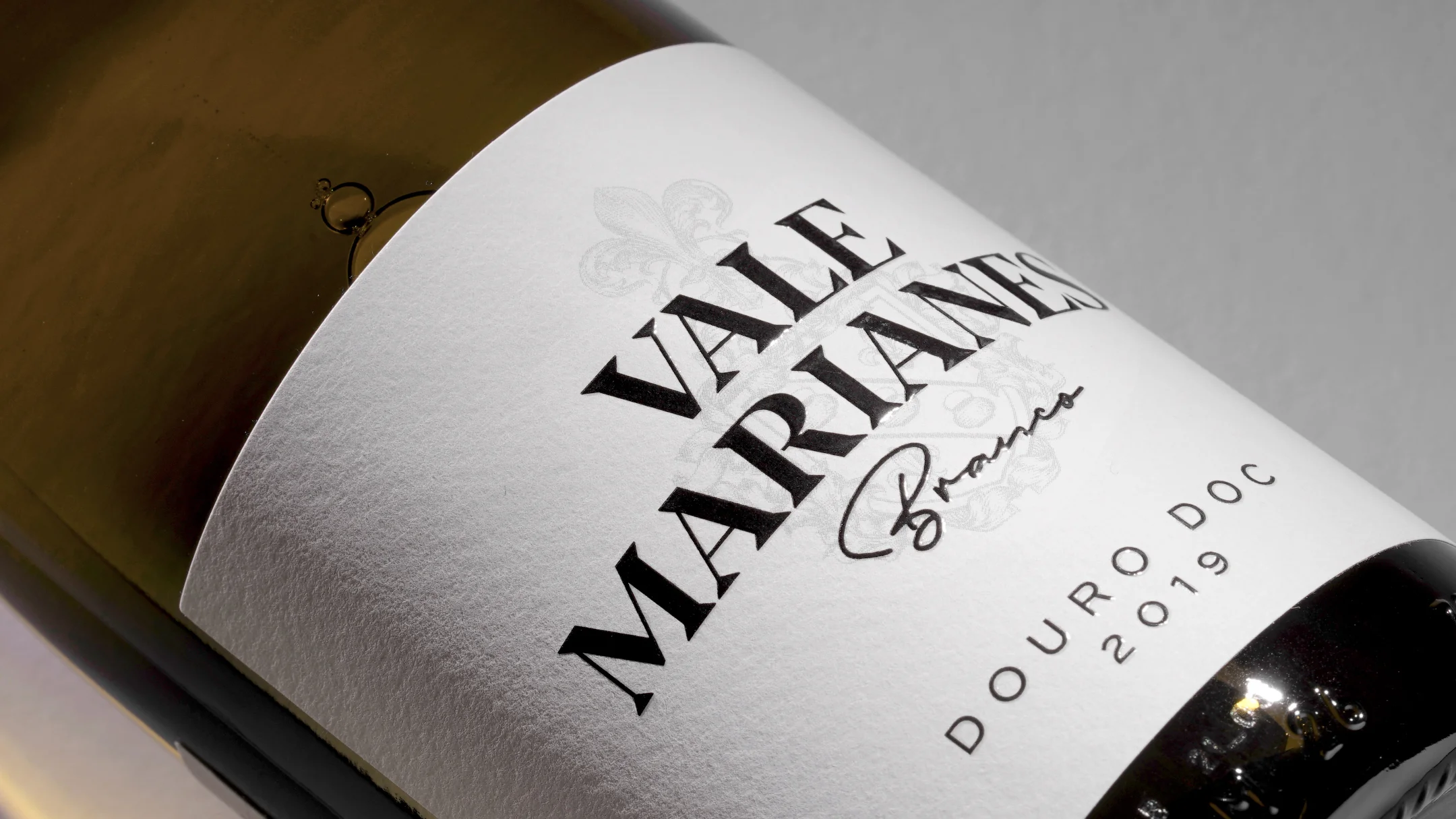 Projeto Vale Marianes da Nhdesign: Detalhe do rótulo do vinho branco Vale Marianas, garrafa deitada.