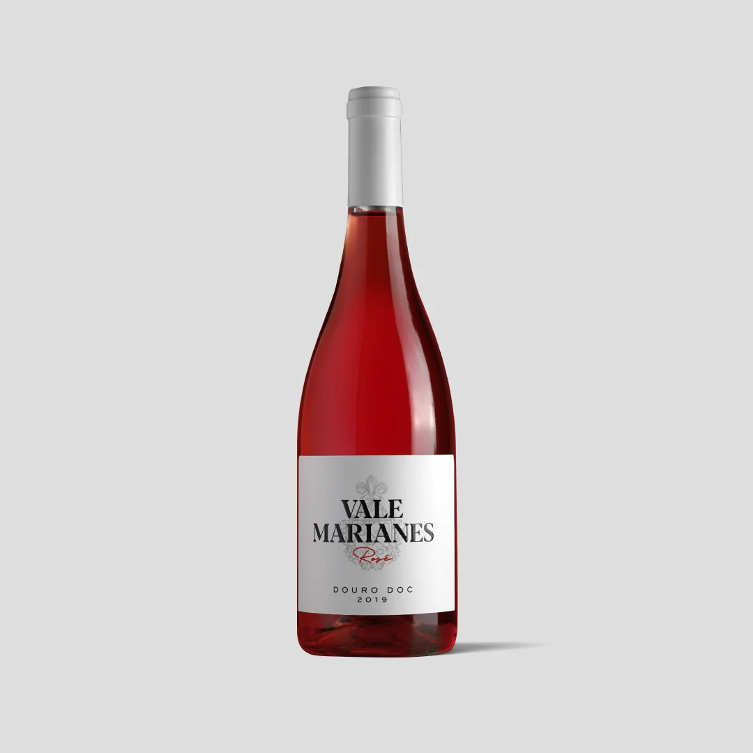 Projeto Vale Marianes da Nhdesign: Garrafa de vinho rosé Vale Marianas sobre fundo cinza claro.