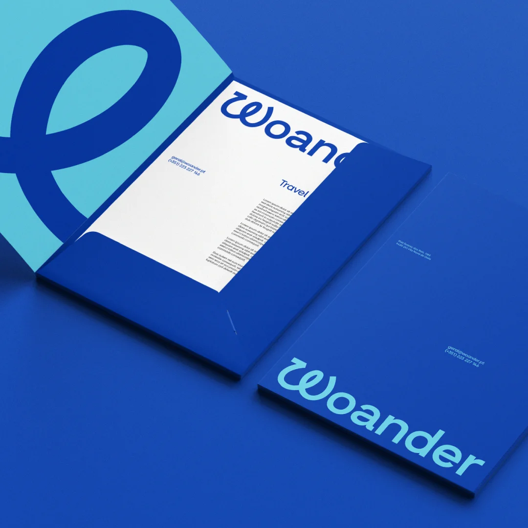 Projeto Woander da Nhdesign: Capa aberta com folha de carta dentro sobre fundo azul