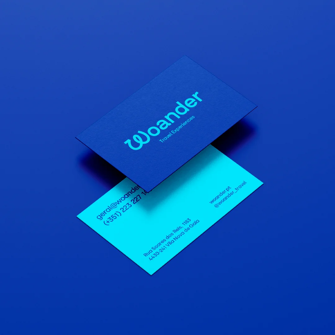 Projeto Woander da Nhdesign: Frente e verso da versão azul do cartão de visita