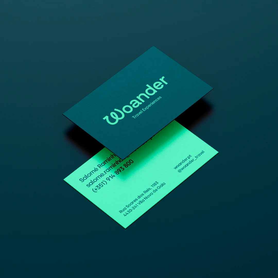 Projeto Woander da Nhdesign: Frente e verso da versão verde do cartão de visita