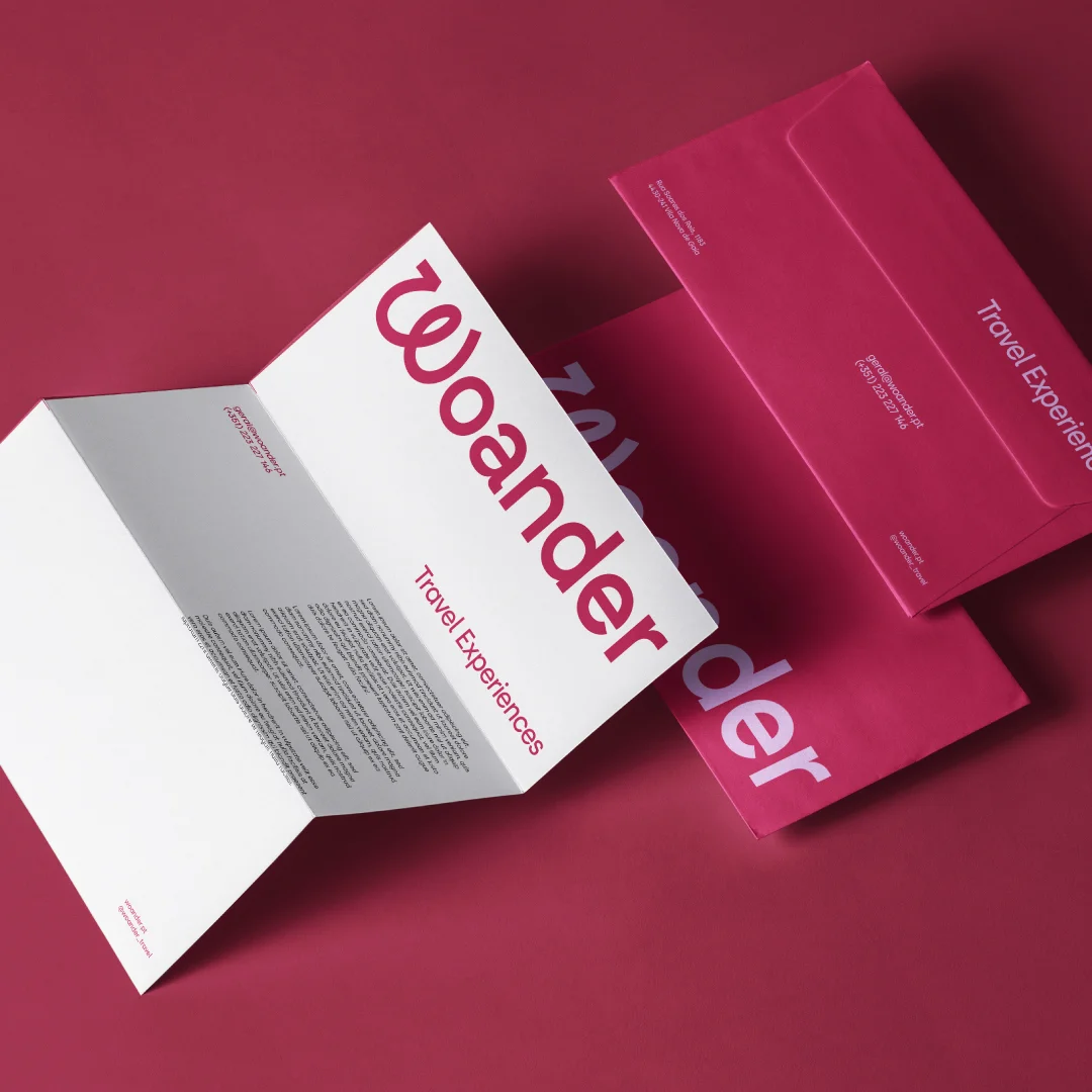 Projeto Woander da Nhdesign: Envelope aberto com folha de carta dentro sobre fundo vermelho