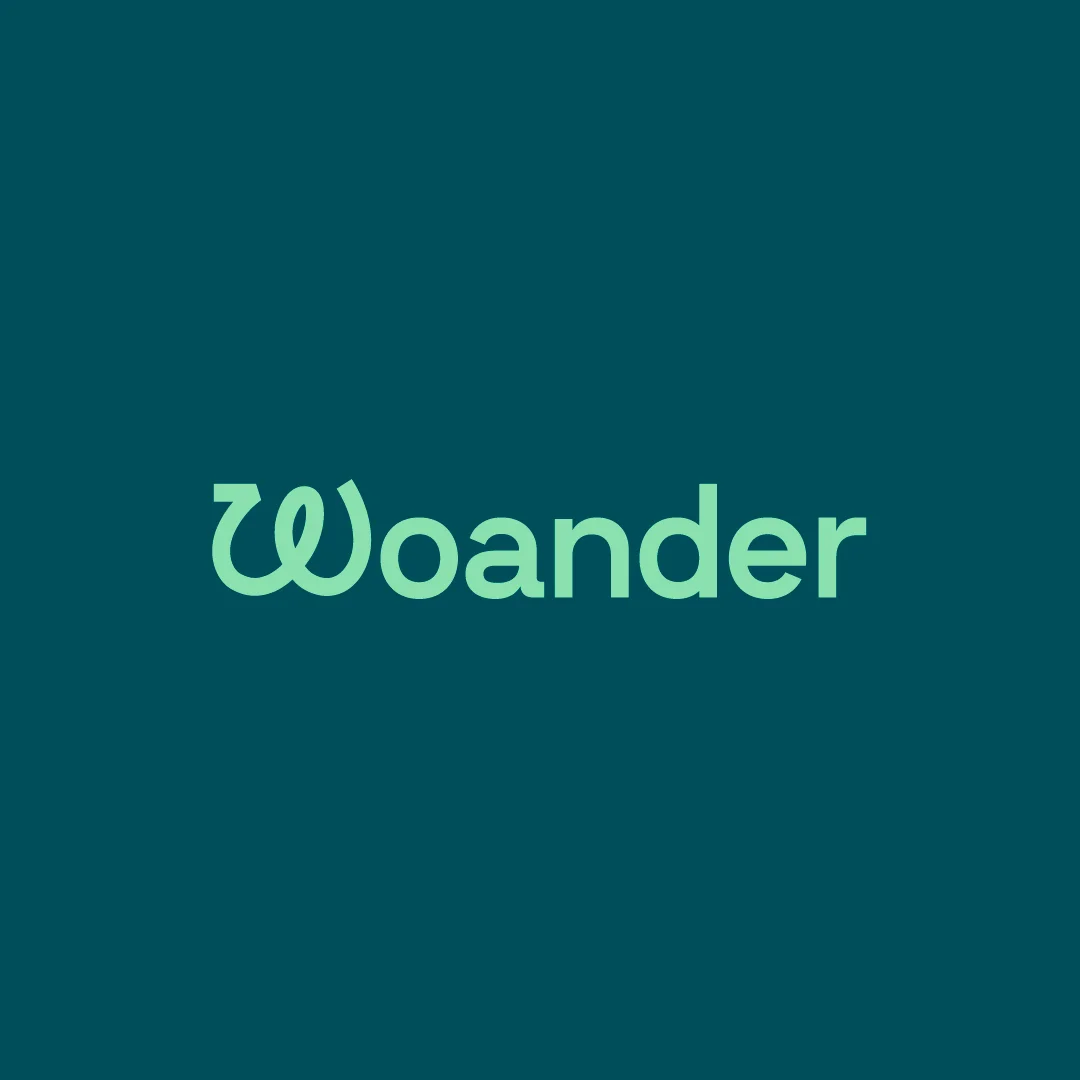 Projeto Woander da Nhdesign: Logo da Woander sobre fundo verde escuro