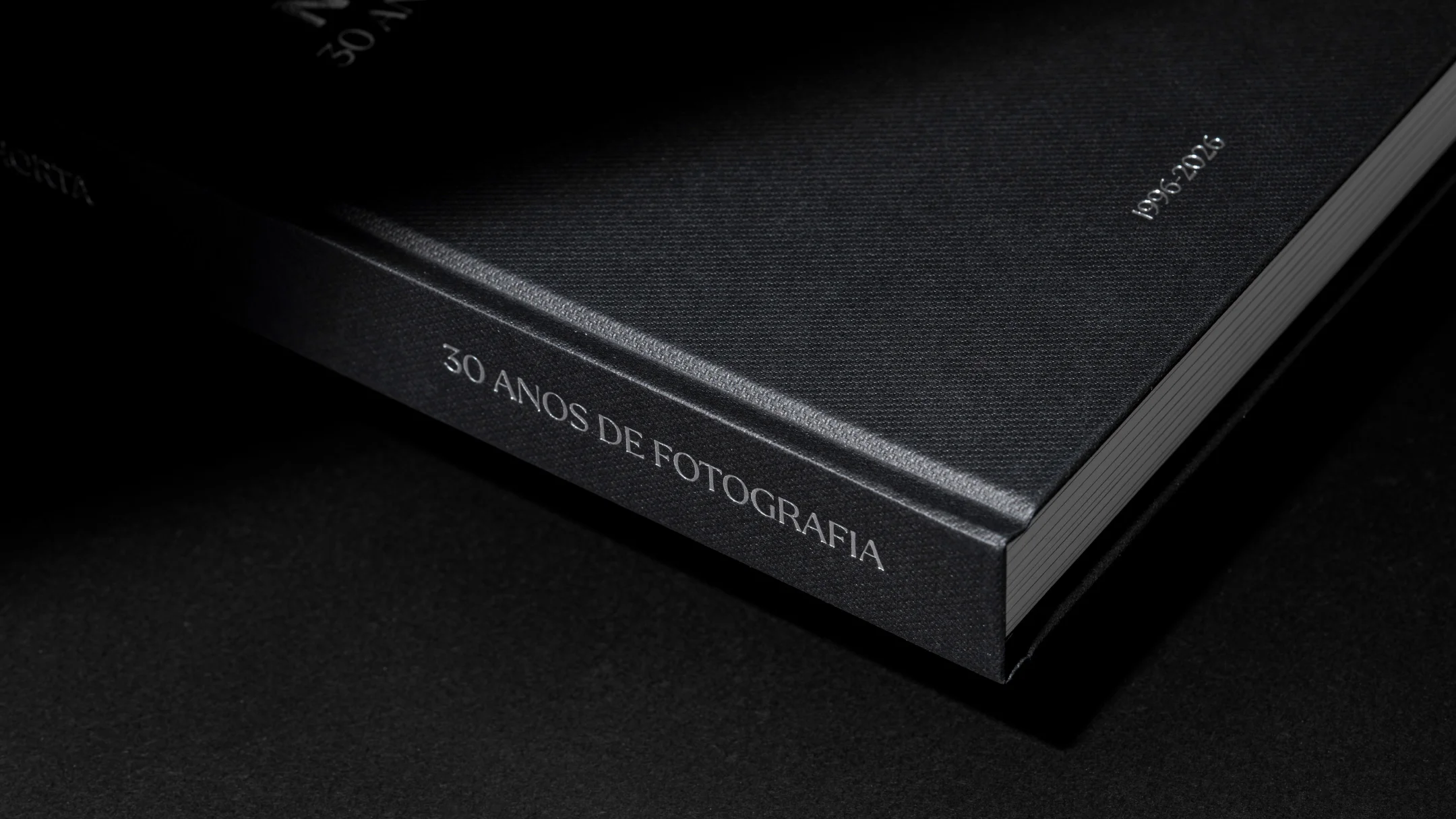 Nhdesign project 30 Anos de Fotografia: Detail of the book spine and binding
