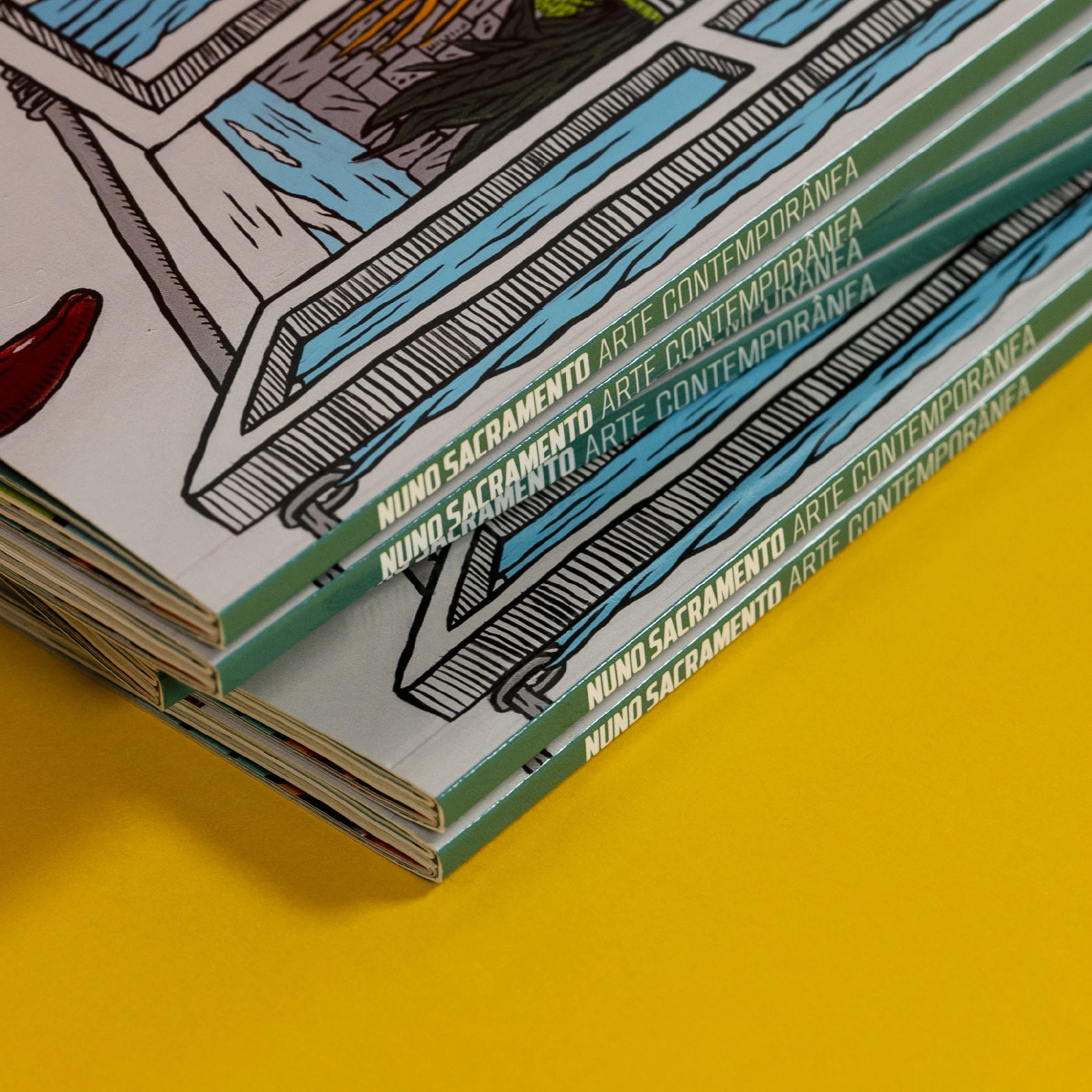 Nhdesign project A Casa: Several illustrated-edition books stacked on a yellow background