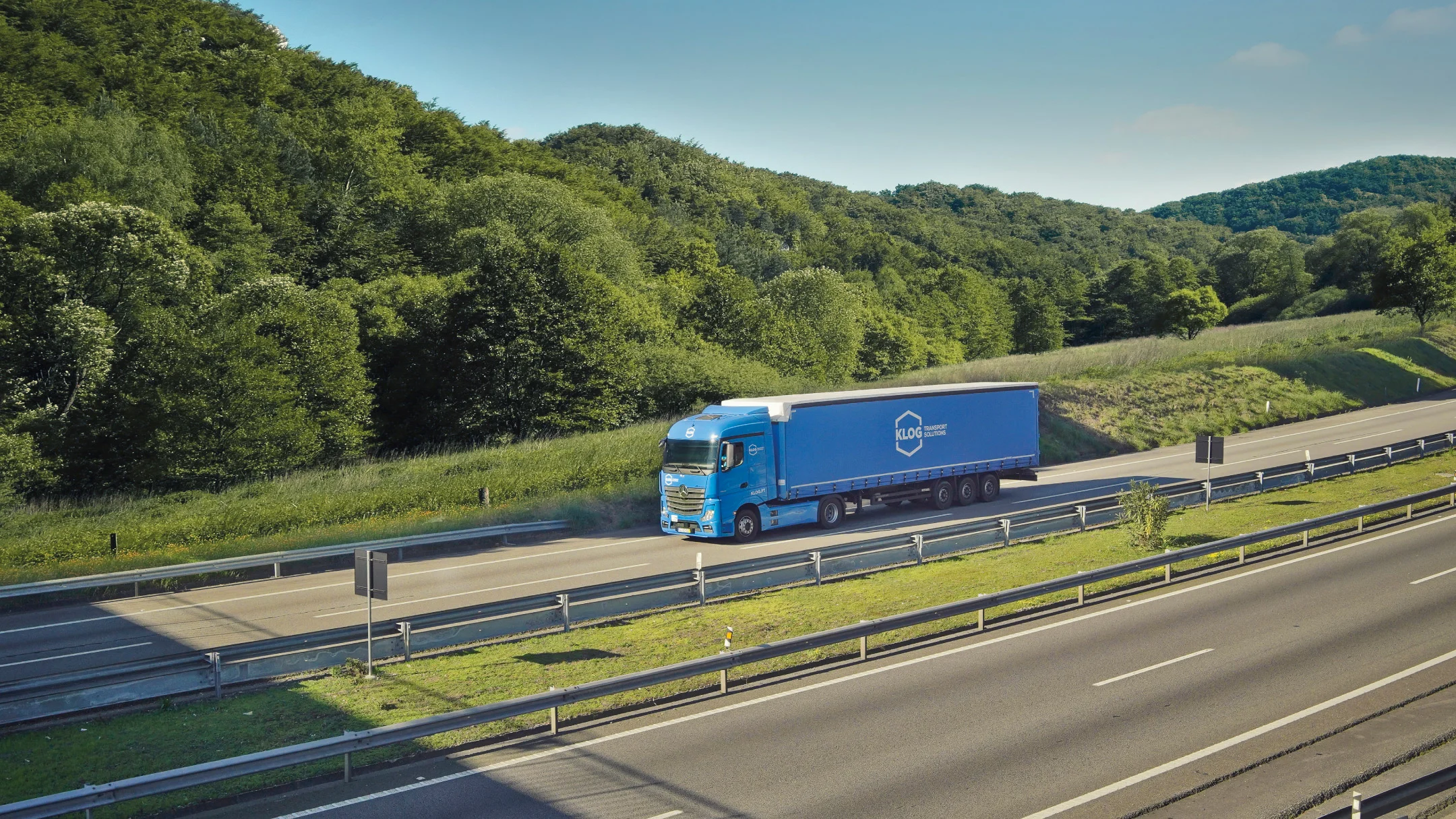 Projeto Logística Internacional da Nhdesign: Institutional image of the KLOG fleet in real operational context, reinforcing scale, efficiency, and territorial presence