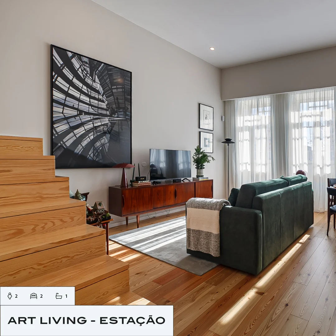 Projeto Art Living da Nhdesign: Espaço interior do Art Living com escada em madeira e sala de estar
