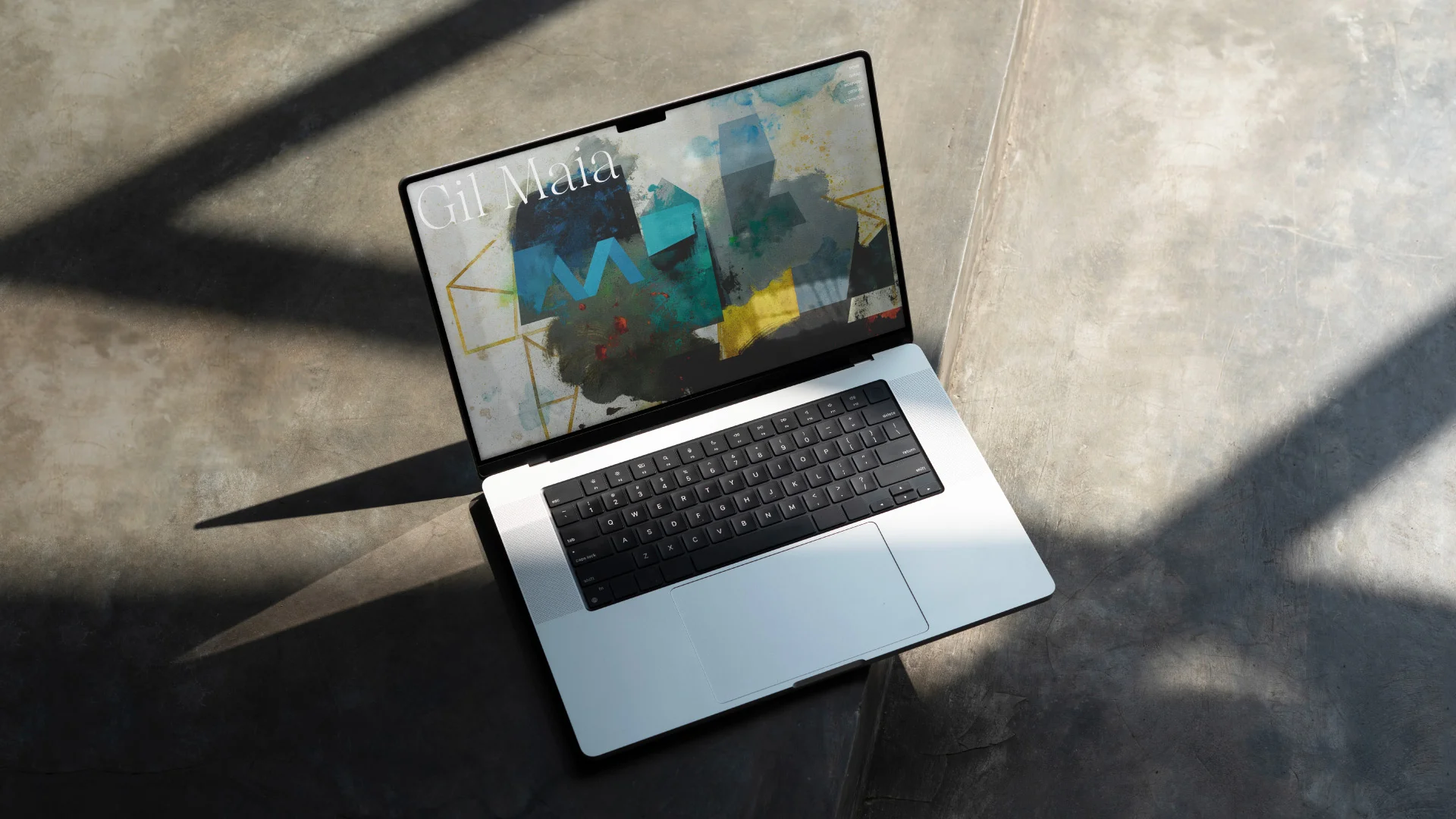 Nhdesign project Gil Maia: Laptop on the Oasis Emanuelle website.