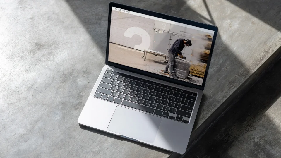 Esculturas em mármore onde a ironia e a experiência se combinam., Nhdesign