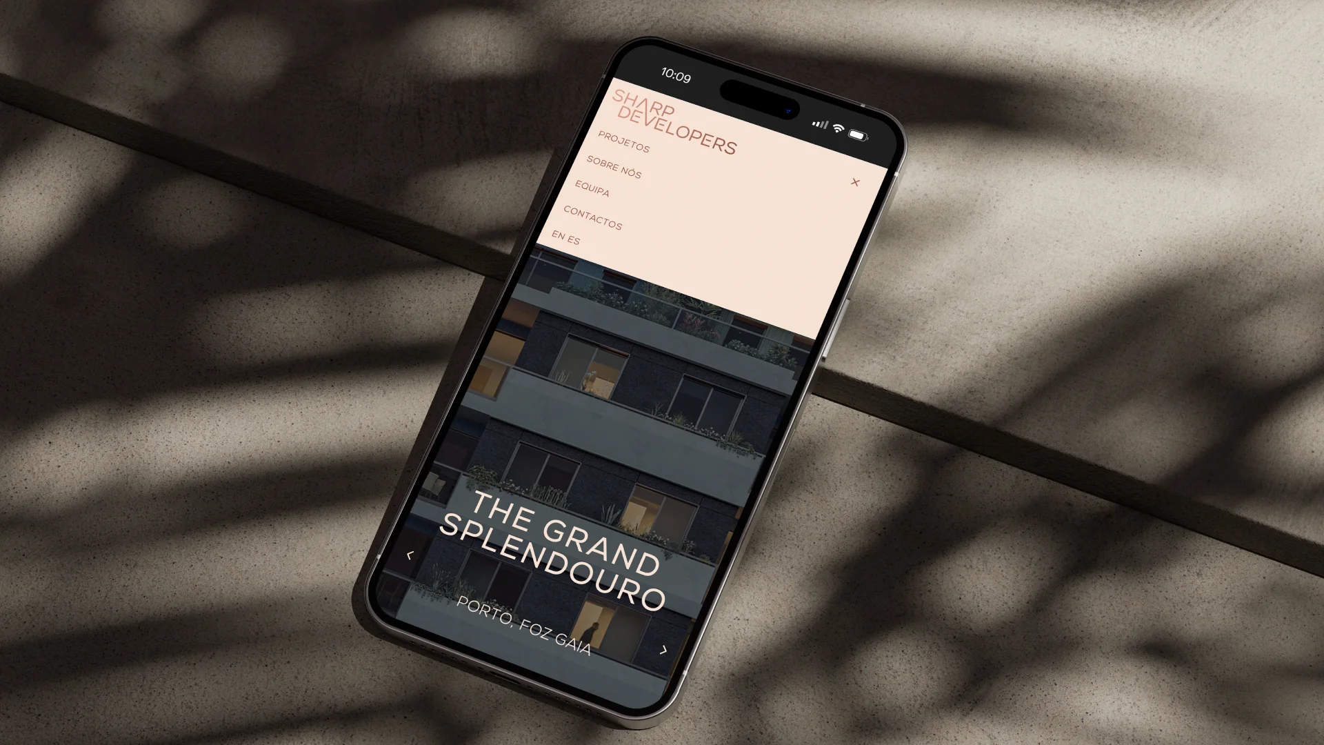 Projeto Sharp Developers da Nhdesign: Site adaptado para telemóvel e laptop