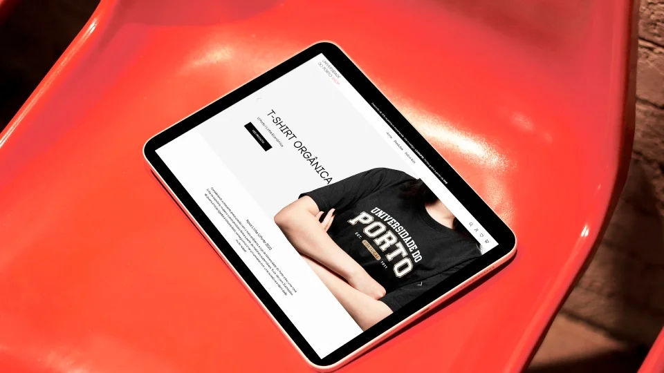 A Loja da U.Porto promove a Universidade através de produtos oficiais, reforçando o vínculo com a comunidade académica e o público geral. , Nhdesign